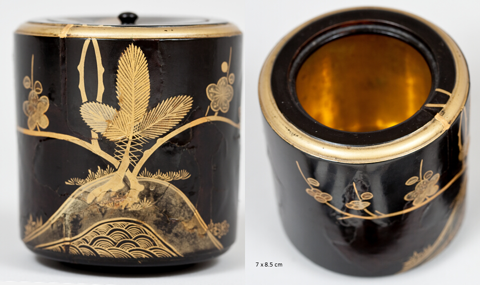 Cylindrical, lidded, black-coated jar with a fillet-shaped rim, on the outside decorated in gold hira-makie depicting pines. Lined inside with metal.
