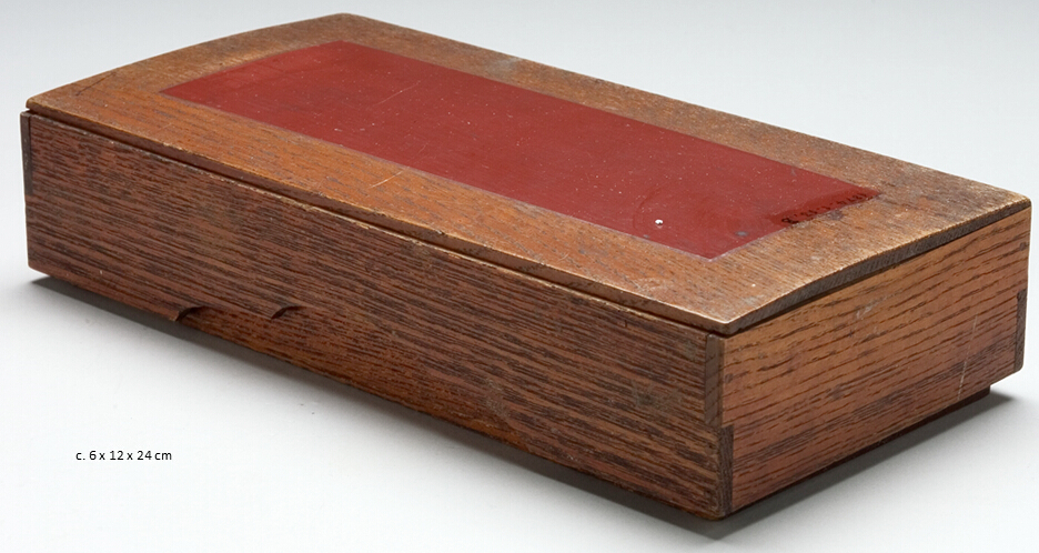 Rectangular box with deeply overlapping lid. The lid has scalloped cutouts on the long sides and is partly red-coated (bengara) with urushi.